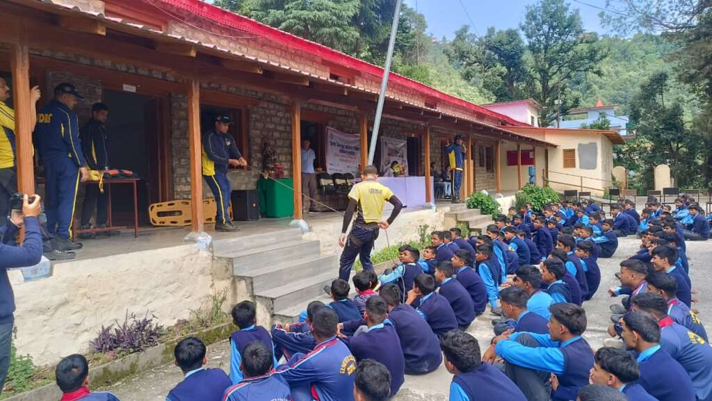 सड़क सुरक्षा जीवन रक्षा के तहत जी0 बी0 पन्त राजकीय इंटर कॉलेज भवाली छात्र छात्रों व पी0एल0वी0 अधिकार मित्रो एस0डी0आर0एफ0 के सहयोग से एक दिवसीय प्रशिक्षण व विधिक साक्षरता एवं जगरूकता शिविर का आयोजन
