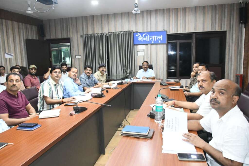 जिलाधिकारी रयाल ने दिए ब्लैक स्पॉट को तत्काल सुधारने, सड़कों पर साइनेज/स्पीड ब्रेकर लगाने, और ओवरस्पीडिंग पर सख्त कार्रवाई के निर्देश